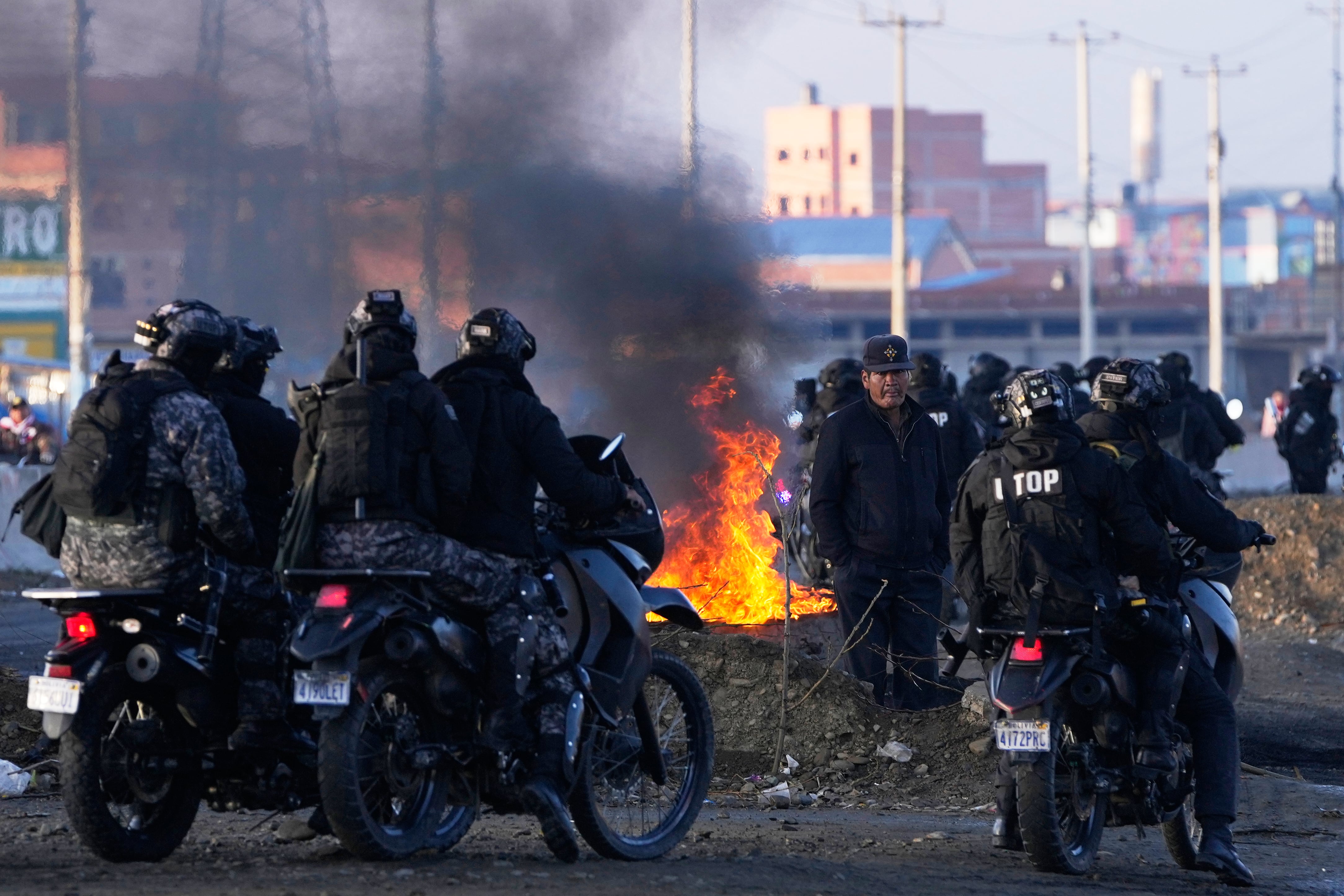 Barricadas y presencia policial en una carretera de El Alto durante las protestas contra el gobierno boliviano (AP)