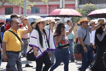 Padres de familia bloquearon accesos al Estadio Yu’Va debido a afectaciones viales y riesgos para estudiantes en Oaxaca. (FOTO: CAROLINA JIMÉNEZMARISCAL/CUARTOSCURO.COM)