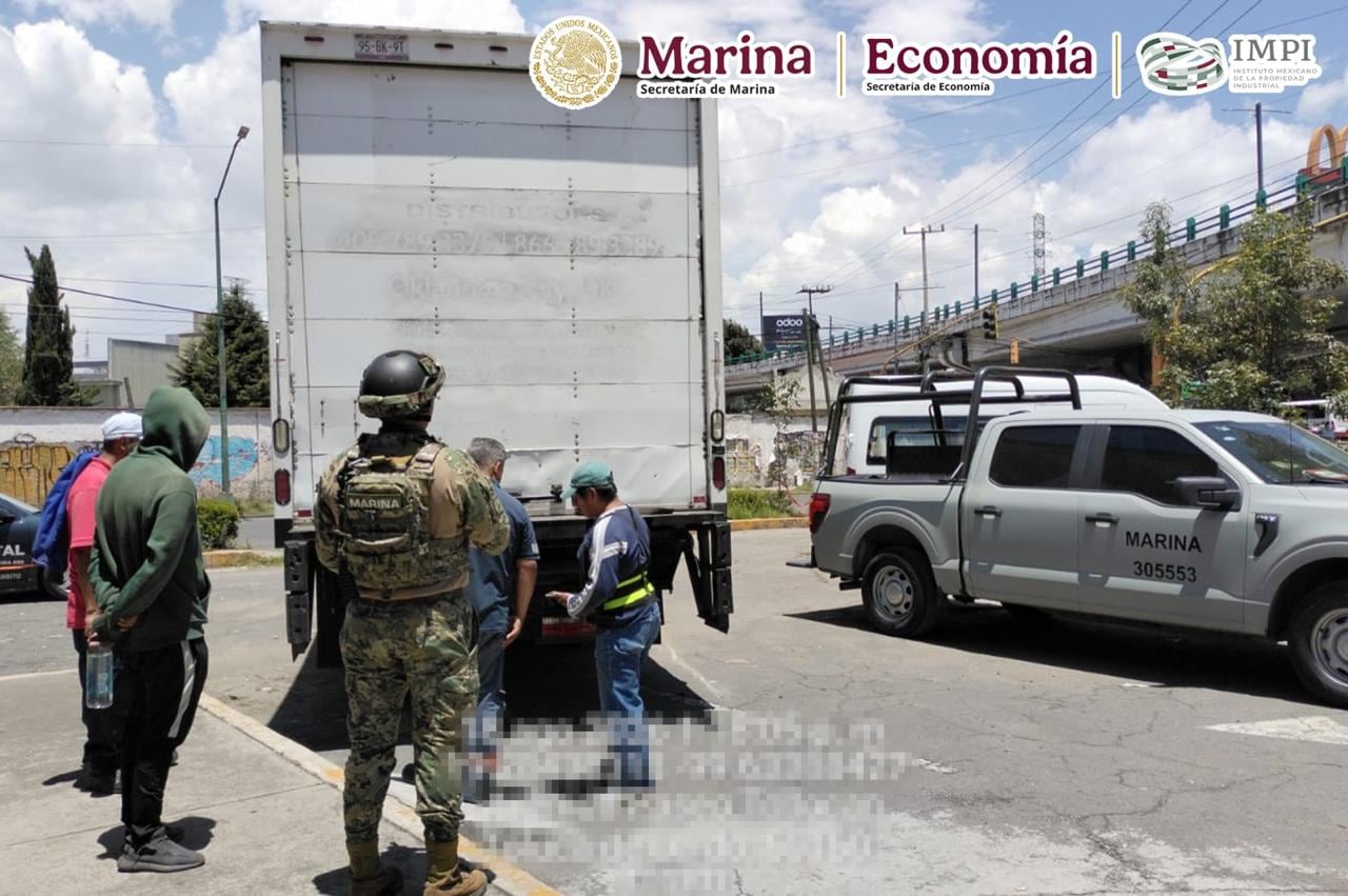 Elementos de la Secretaría de Marina y del IMPI inspeccionan un camión de carga durante un operativo conjunto en una vía pública de México. (Marina)