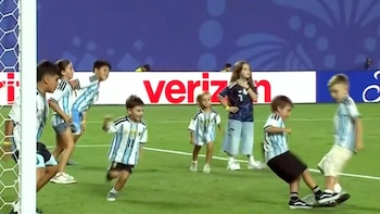 El improvisado partido de fútbol que protagonizaron los hijos de los jugadores de la selección argentina: “Denle una pelota”