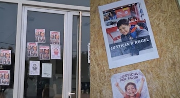 Algunos de los carteles que la familia pegó en Comodoro Rivadavia (Facebook: Lara Millán)