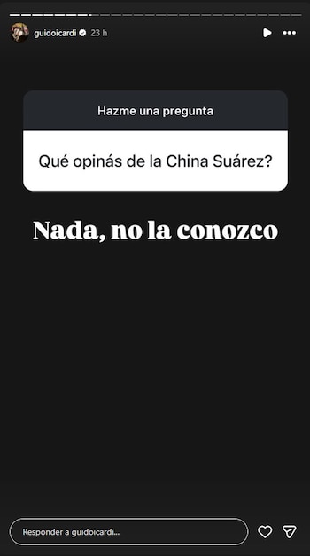 Captura de pantalla de una historia de Instagram en fondo oscuro con texto blanco que muestra una pregunta: 'Qué opinás de la China Suárez?' y la respuesta: 'Nada, no la conozco'