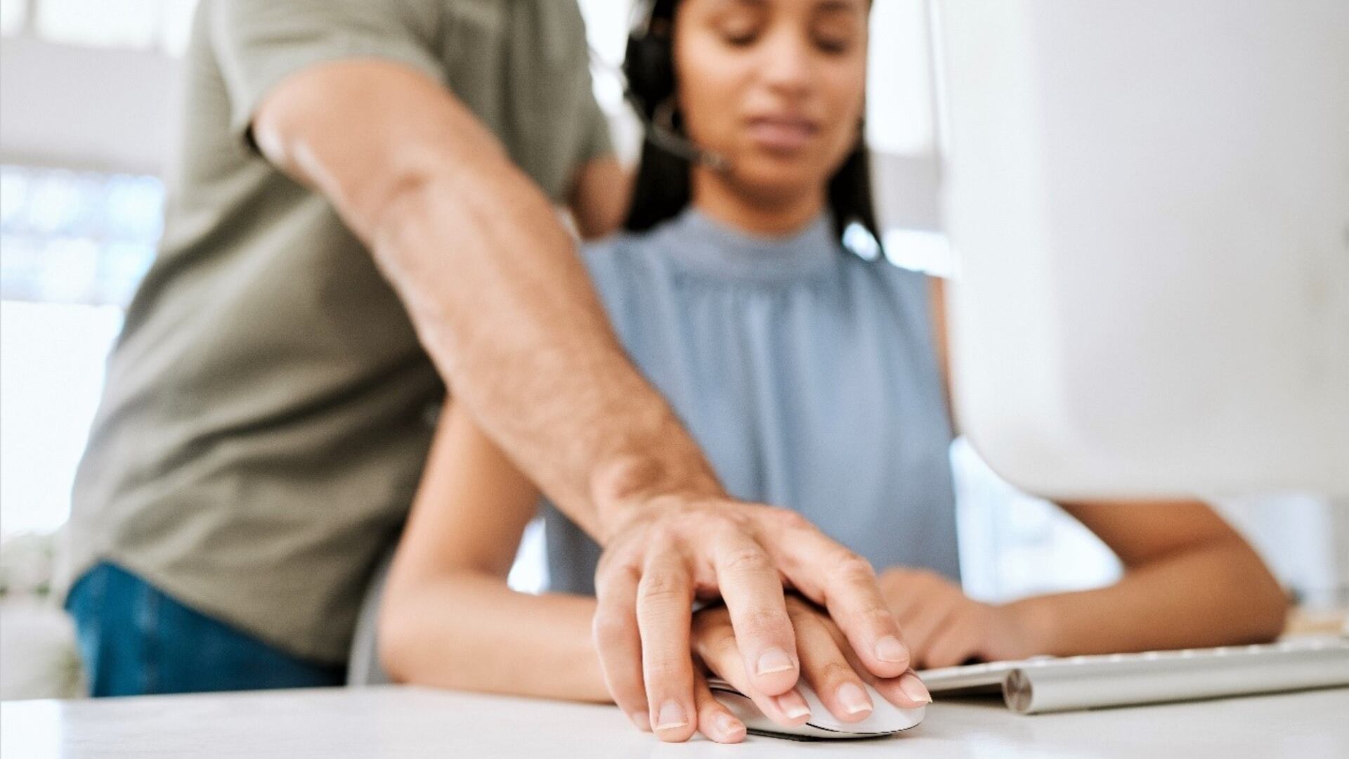 La Ley 1010 y la nueva normativa establecen que el acoso laboral se mide por sus efectos en la dignidad y salud, sin importar la jerarquía del agresor - crédito Freepik