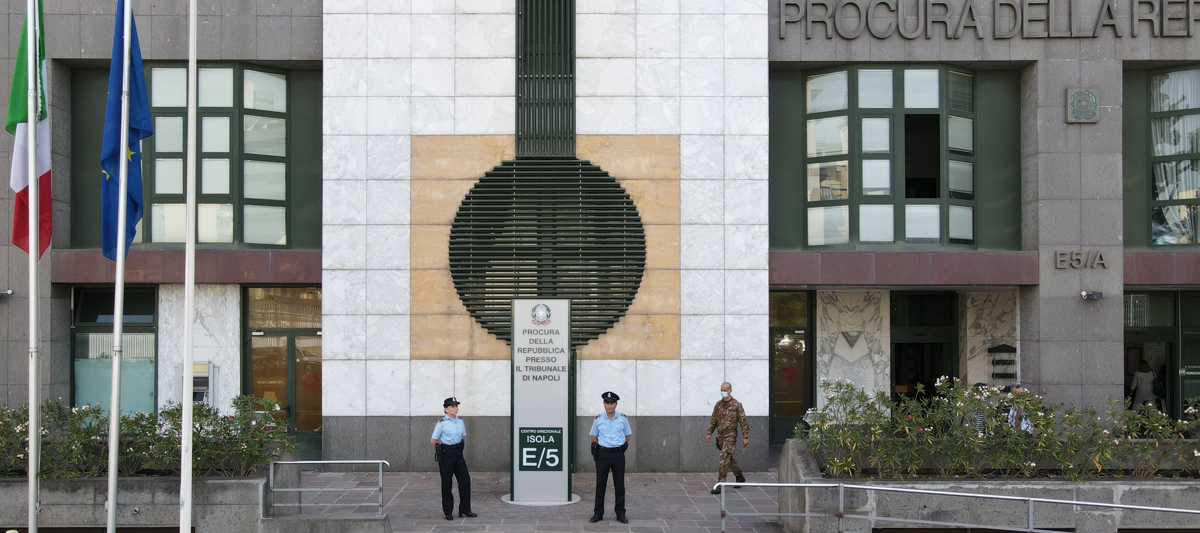 Agentes de seguridad custodian la entrada de la Fiscalía de la República en el Tribunal de Nápoles (Ministerio de Justicia de Italia)