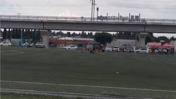 Un sujeto sacó una pistola para amenazar a varias personas durante un partido de fútbol en Toluca