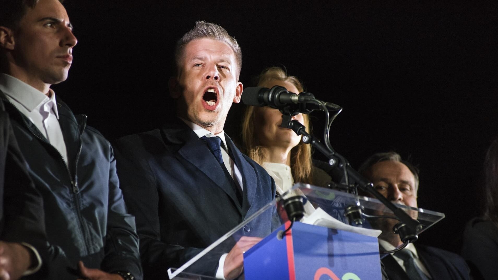 Péter Magyar pronuncia un discurso apasionado tras su triunfo electoral, que marca el inicio de una nueva etapa política en Hungría. (VisualesIA)