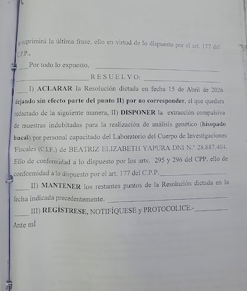 Primer plano de una página de un documento legal en español con texto impreso que detalla una resolución judicial importante