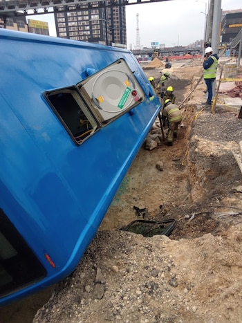 Tras el incidente, TransMilenio reiteró su compromiso de “reforzar las medidas de control y monitoreo para garantizar la seguridad de todos los actores viales”. La empresa indicó que continuará colaborando con las investigaciones y con el seguimiento necesario para evitar que hechos similares se repitan en la zona de obras y en el resto del sistema - crédito Bomberos Bogotá
