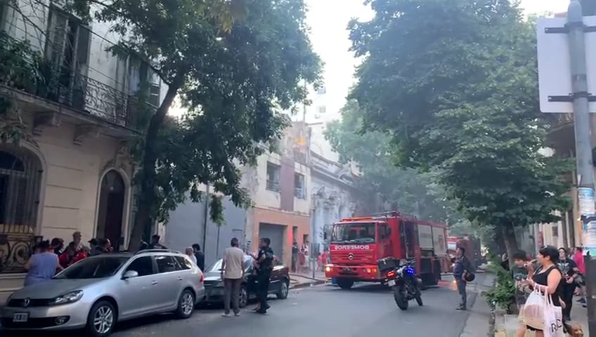 El fuego, que se desató en un ambiente utilizado como dormitorio, fue rápidamente controlado por los Bomberos de la Ciudad