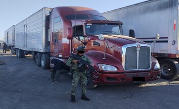 El conductor del tractocamión fue llevado a la Fiscalía General del Estado. Foto: Sedena.