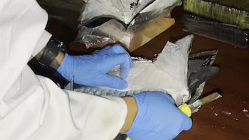 las autoridades interceptaron una embarcación tipo go fast que transportaba cientos de paquetes de cocaína rumbo a centroamérica - crédito @ArmadaColombia/X
