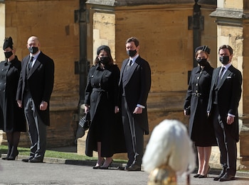 Zara Tindall y su marido Mike Tindall; la princesa Eugenia y su marido Jack Brooksbank; la princesa Beariz y su esposo Edoardo Mapelli Mozzi observan la procesión en la puerta de la Capilla de San Jorge