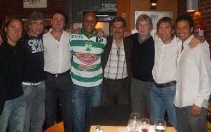 Doctor Khumalo, legendario futbolista sudafricano, comparte un momento especial con ex jugadores del Club Ferro Carril Oeste y el ex presidente Felipe Evangelista