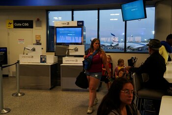 Los pasajeros que llegan pasan