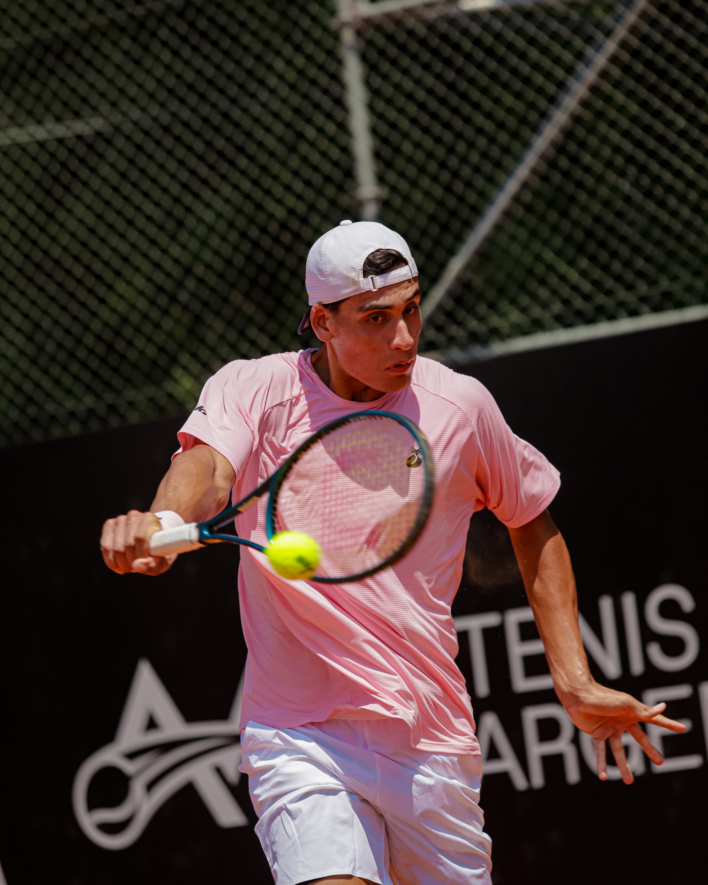 Máximo Zeitune y un golpe en desuso: el revés a una mano (Fuente: Prensa AAT / Omar Rasjido)