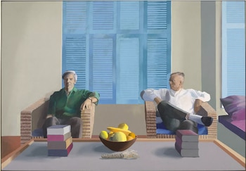 Pintura de dos hombres sentados en sillas de mimbre, separados por una mesa con frutas y libros, con una gran ventana de persianas azules al fondo