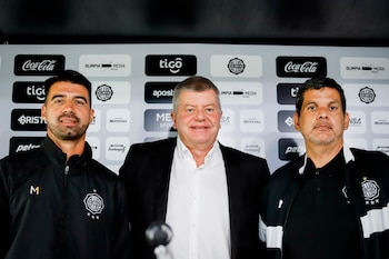 Julio César Cáceres (i), nuevo entrenador del Club Olimpia de Paraguay; Miguel Brunotte (c), presidente, y Enrique Landaida, director deportivo, posan durante una conferencia de prensa hoy, en el Centro de Alto Rendimiento Club Olimpia (Villa Olimpia), en San Lorenzo (Paraguay). EFE/ Nathalia Aguilar