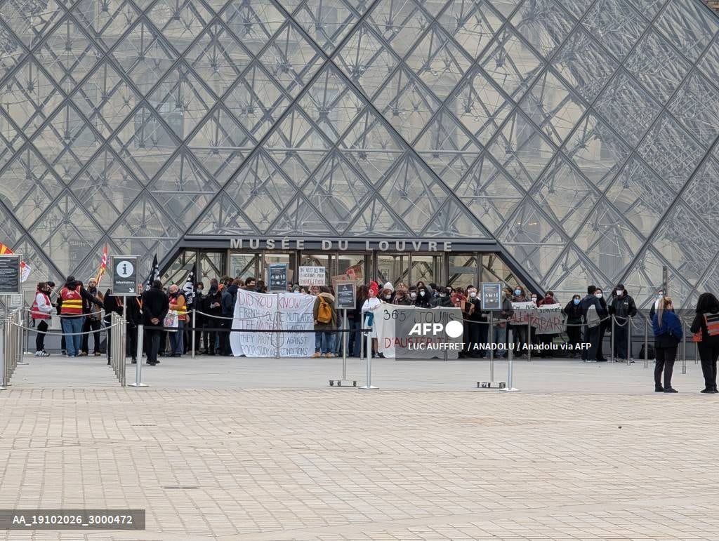 Estudiantes bloquean el acceso al Museo del Louvre en apoyo a las protestas en Francia