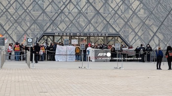 Estudiantes bloquean el acceso al museo del Louvre en apoyo a las protestas en Francia