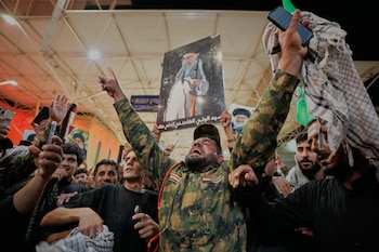 Un soldado iraquí chií canta en la víspera de las ceremonias fúnebres del fallecido líder supremo de Irán, el ayatolá Ali Khamenei, en el exterior del mausoleo del imán Ali, en Najaf, Irak, el 7 de julio de 2026
(AP Foto/Hadi Mizban)