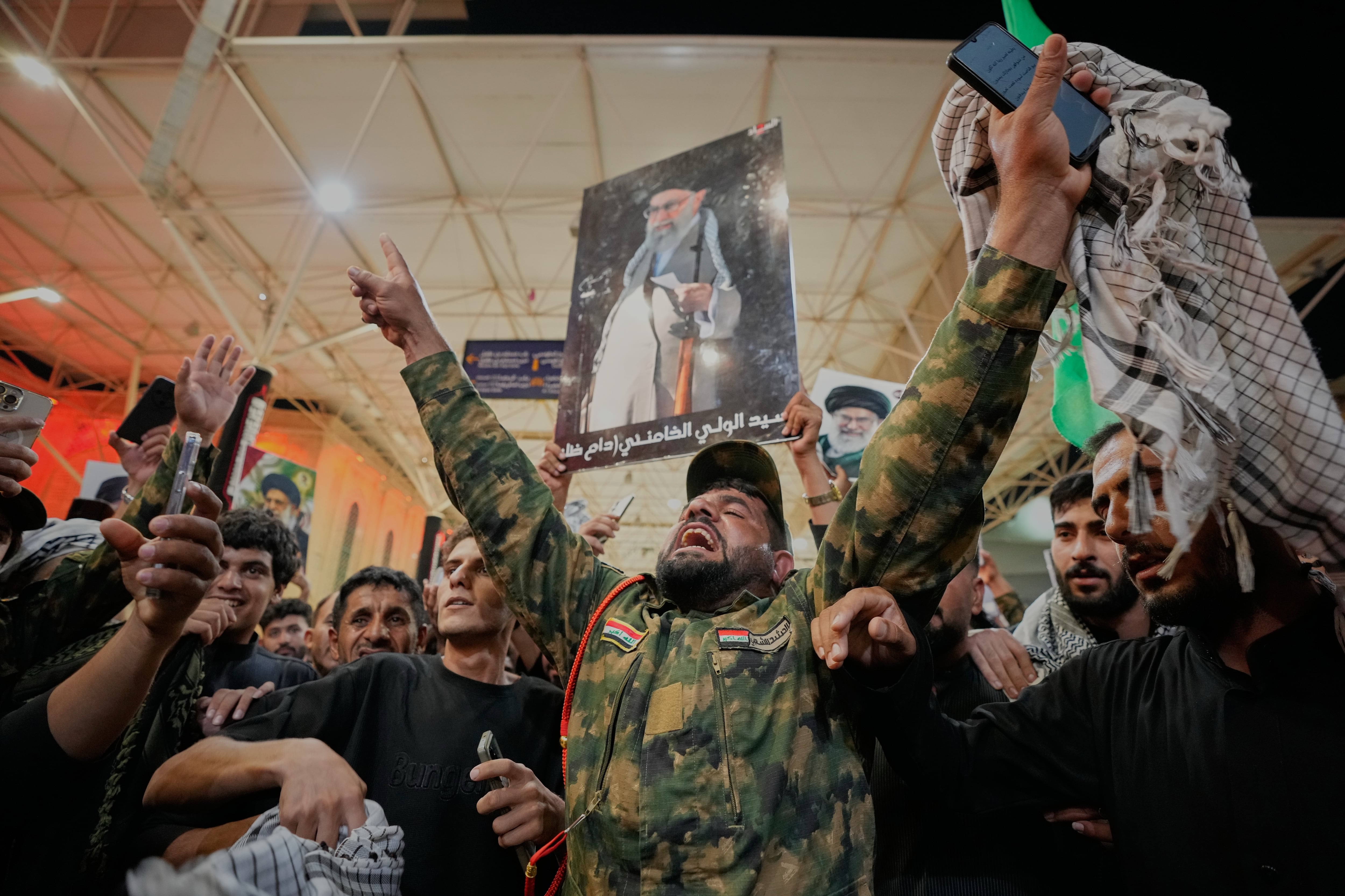 Un soldado iraquí chií canta en la víspera de las ceremonias fúnebres del fallecido líder supremo de Irán, el ayatolá Ali Khamenei, en el exterior del mausoleo del imán Ali, en Najaf, Irak, el 7 de julio de 2026
(AP Foto/Hadi Mizban)