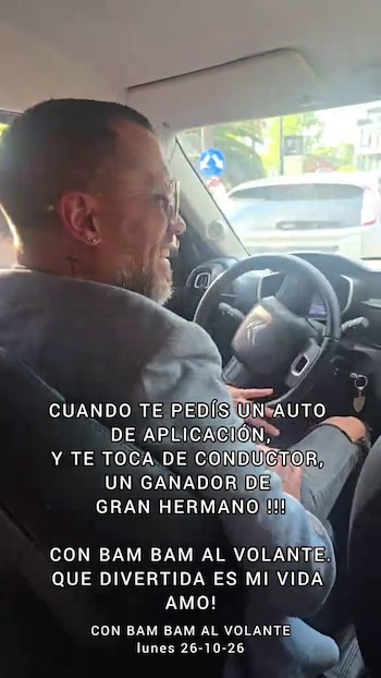 Un hombre de perfil con gafas sonríe mientras sujeta el volante de un automóvil, con un texto superpuesto en la parte inferior de la imagen
