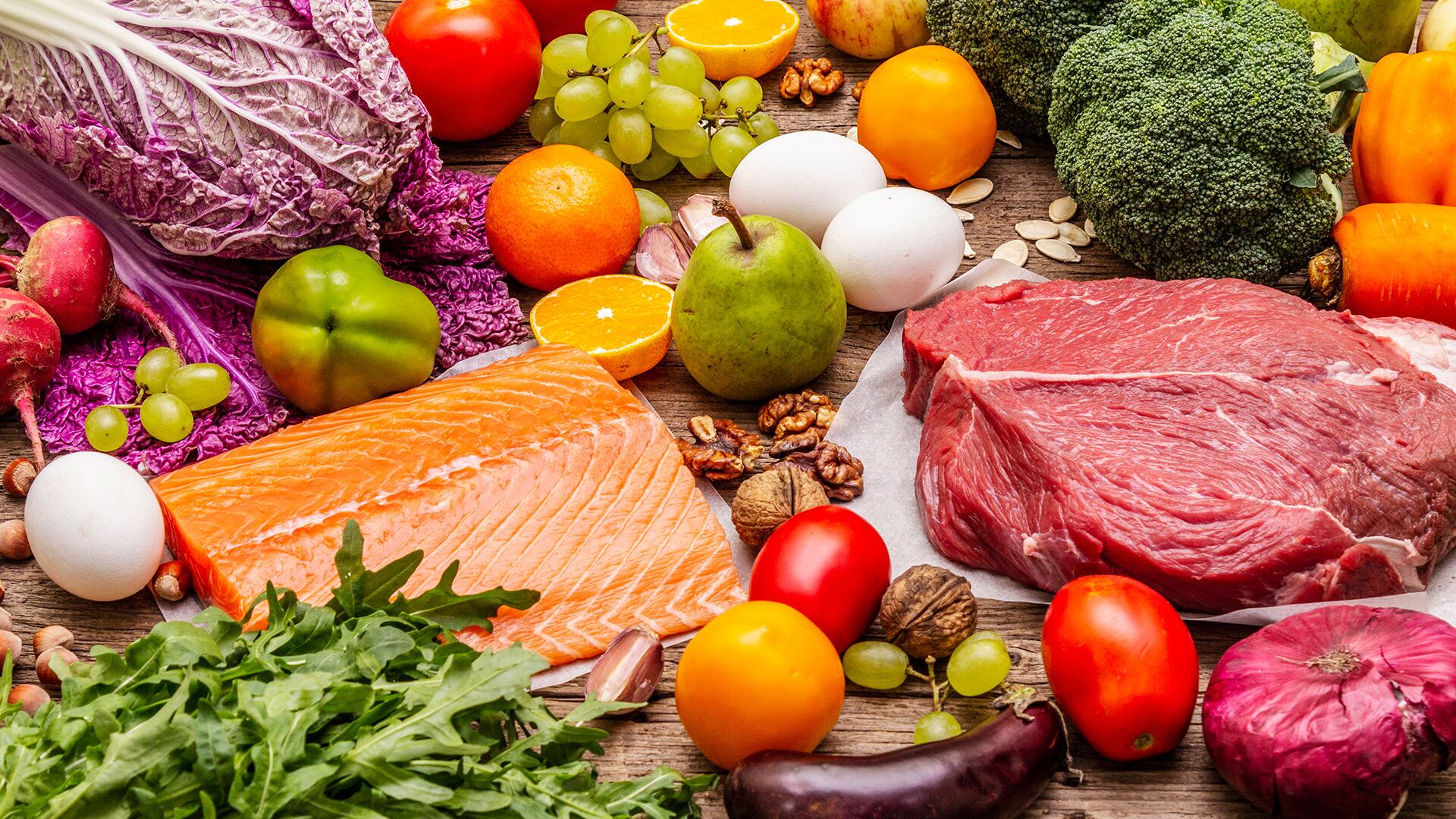 La reducción de proteína en la dieta podría aumentar la longevidad, según estudios recientes en animales y humanos (Freepik)