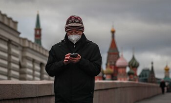 Un hombre pasea por las