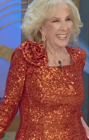 "Es un vestido color orange,