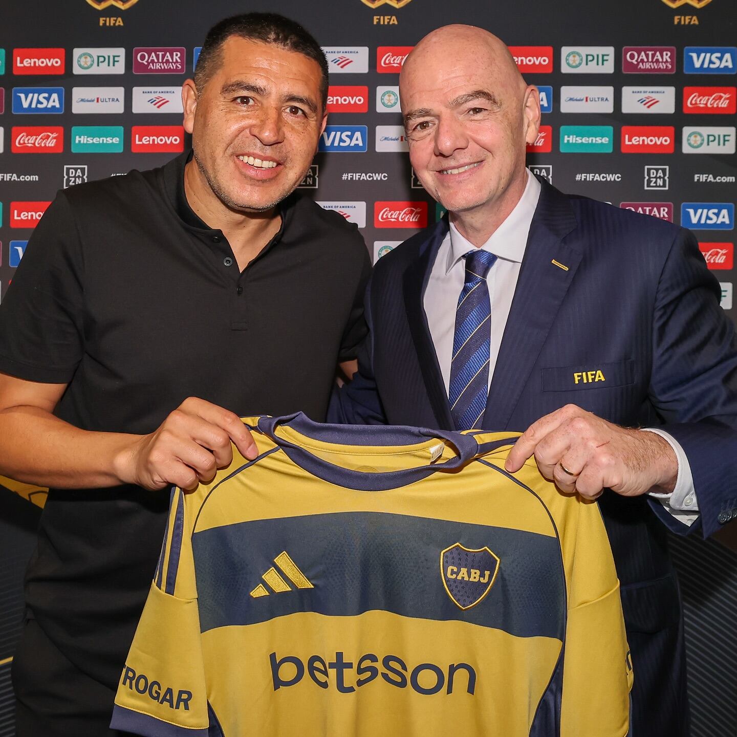 Infantino junto al presidente de Boca Juan Román Riquelme