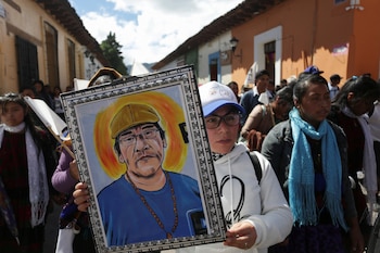 Una mujer sostiene una pintura