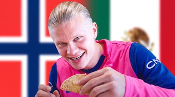 Primer plano de un hombre rubio con camiseta fucsia y azul que sostiene un taco, con las banderas de Noruega y México detrás, borrosas.