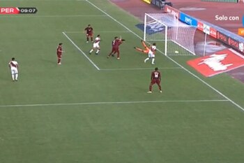 Sucesión de pases entre Carrillo y Advíncula casi termina en gol peruano. | Captura Movistar Deportes