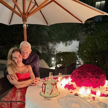 En una velada romática, Eduardo