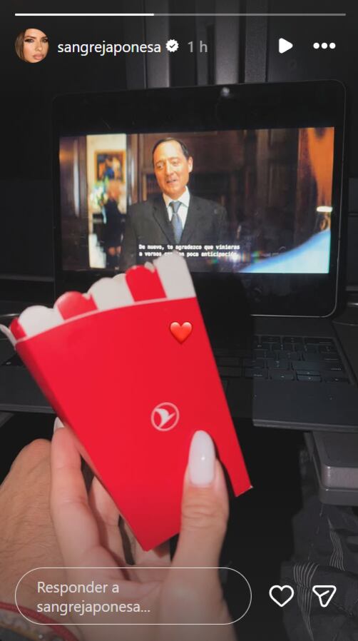 Película y pochoclos fueron los elegidos por la China para pasar las horas de vuelo