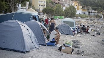 Los inmigrantes regresan a El Trampolín de Ceuta tras el desalojo para limpiar la playa: un detenido por una presunta agresión sexual