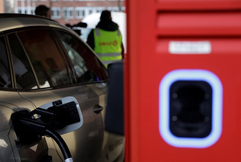 Aun al incluir las emisiones generadas durante la fabricación del vehículo y la producción de sus baterías, el balance ambiental del auto eléctrico sigue siendo favorable frente al de combustión. (Reuters)
