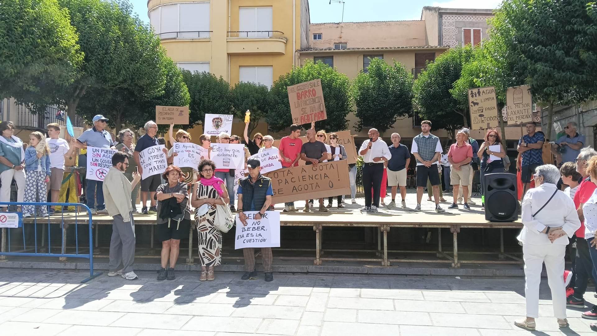 Manifestación en la Plaza de España de Piedrahíta por la calidad del agua. (Cedida)