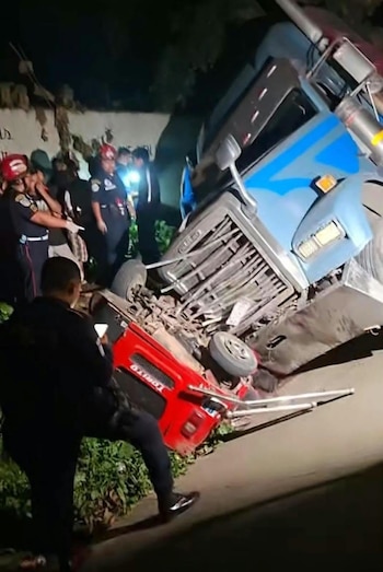 El mototaxi quedó completamente destruido bajo el camión tras el impacto en la ruta al Pacífico, mientras los cuerpos de socorro trabajaron en la extracción de víctimas durante varias horas (Cortesía: Sector 3 Canales).