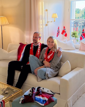 Príncipe Haakon e Mette-Marit acompanharam a série de 16 avos-de-final da Noruega na Copa do Mundo contra o Brasil. (Instagram @detnorskekongehus)