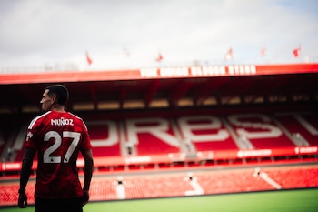 Daniel Muñoz usará por primera vez en su carrera la dorsal con el número 27 - crédito Nottingham Forest
