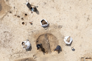 Arqueólogos excavando una casa subterránea en Søften. (Museo Moesgaard)