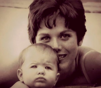 Jennifer Aniston y Nancy Dow, en una de las primeras fotos juntas