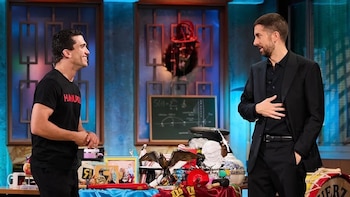 Jaime Lorente visita 'La Revuelta'