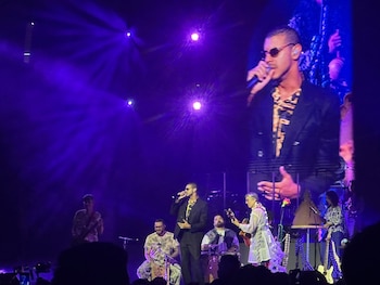 Aterciopelados junto Manuel Medrano interpretando el tema 'No necesito' del disco 'La pipa de la paz' - crédito Infobae Colombia