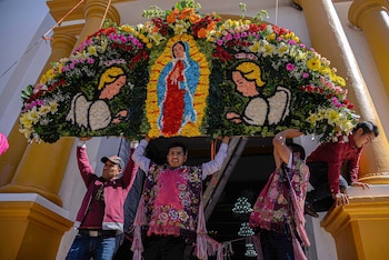 Indígenas cargan la decoración de una portada con flores a la Virgen de Guadalupe el 9 de diciembre de 2021, en el municipio de San Cristóbal de las Casas, estado de Chiapas (México). EFE/Carlos López