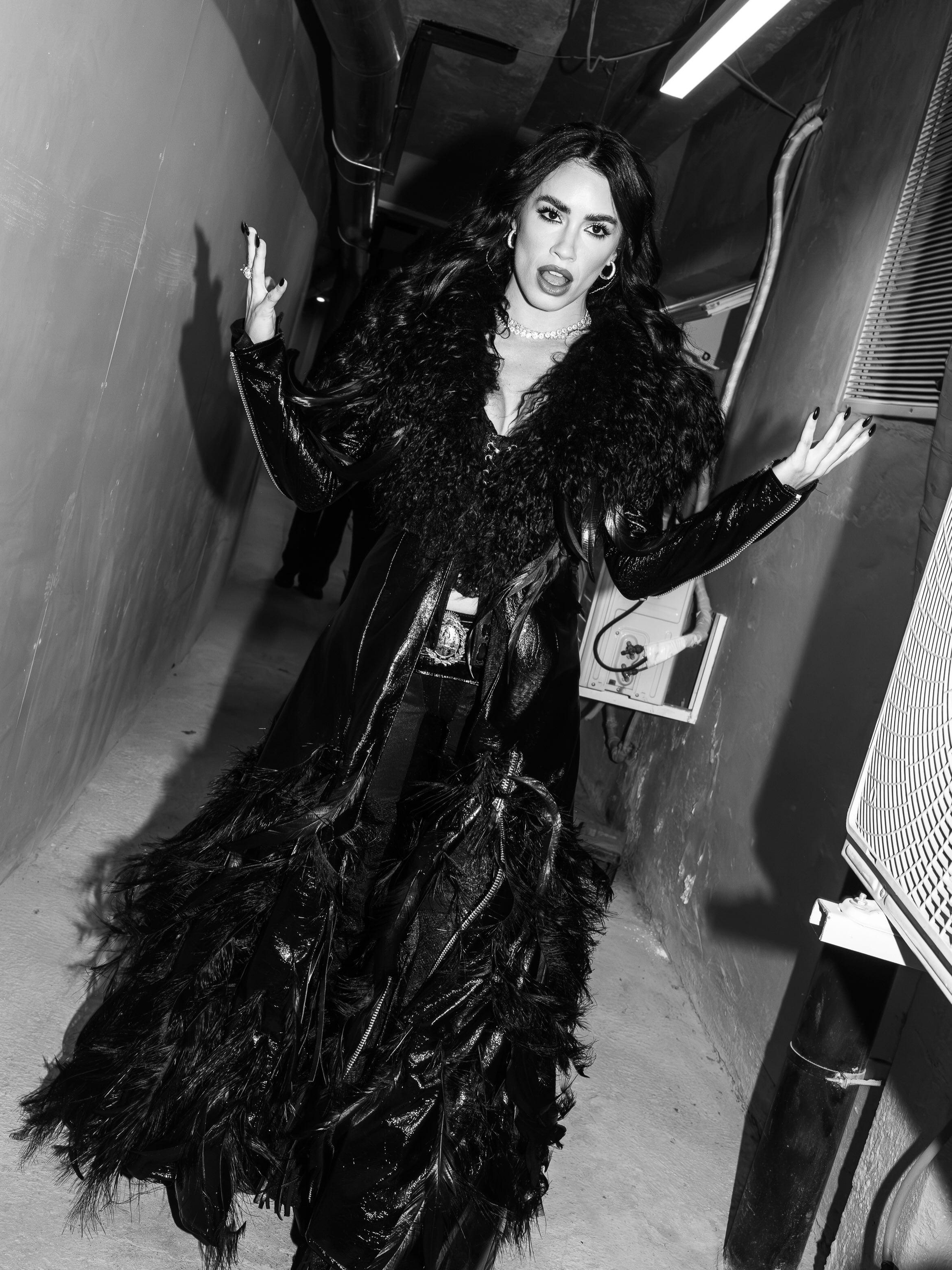La cantante Lali Espósito recorre los pasillos tras su presentación musical en el estadio de River Plate.