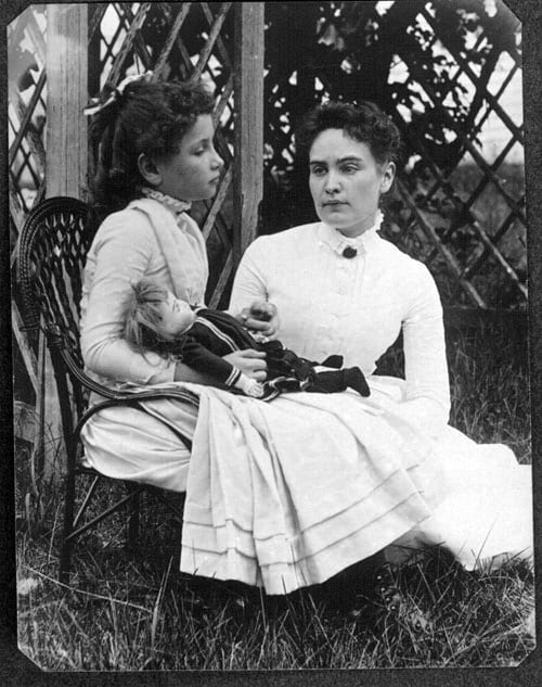 Helen junto a su maestra Anne Sullivan Macy. La relación entre ellas fue más allá de maestra y alumna: juntas marcaron un hito en la educación para personas con discapacidad sensorial
