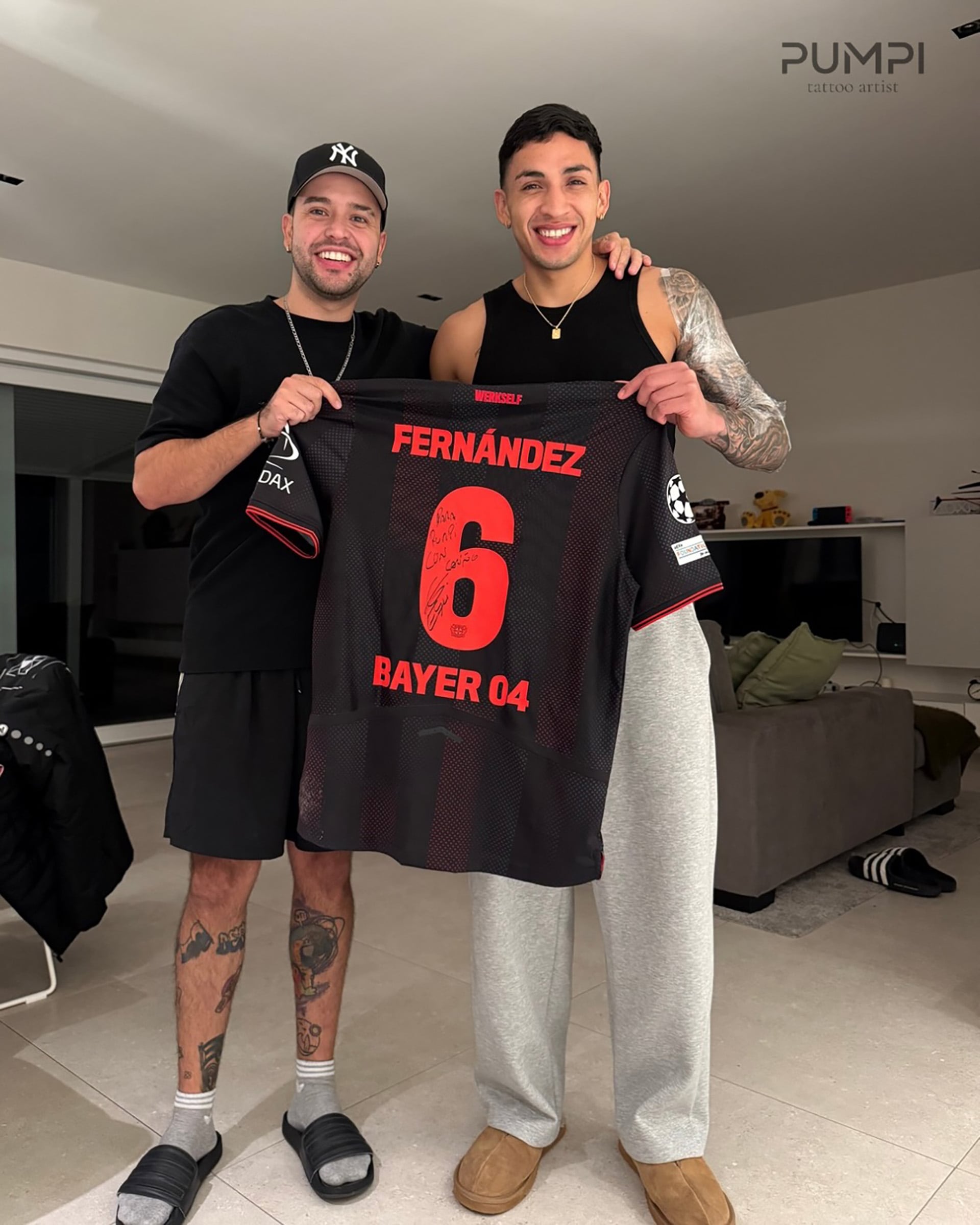 El Equi Fernández posa con la camiseta del Bayer Leverkusen que le regaló a su tatuador (Instagram)