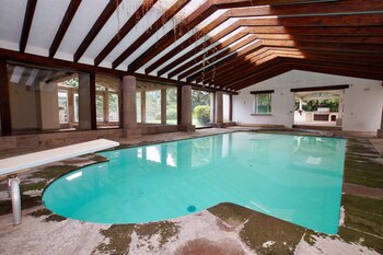 Amplias habitaciones, piscinas, área para